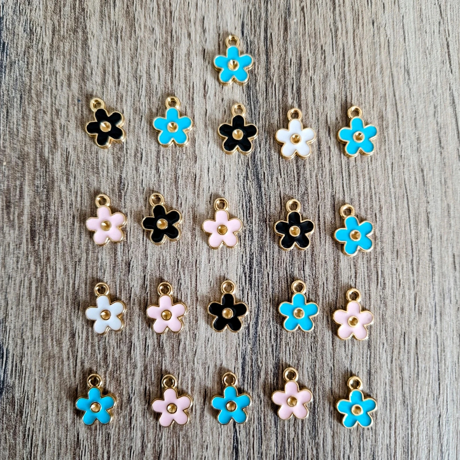 Lot de 21 petites breloques
